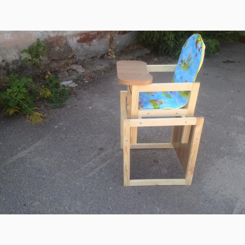 Фото 2. Детский деревянный стульчик – трансформер для кормления