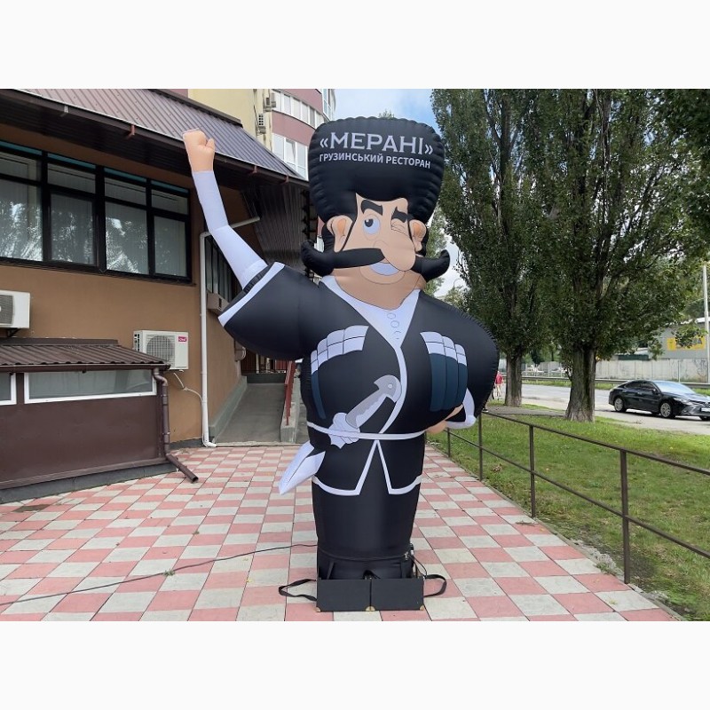 Фото 5. Зовнішня реклама ресторану Надувний чоловічок грузин