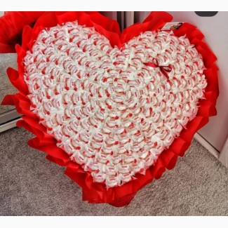 Огромное сердце из конфет лучший подарок на 14 февраля