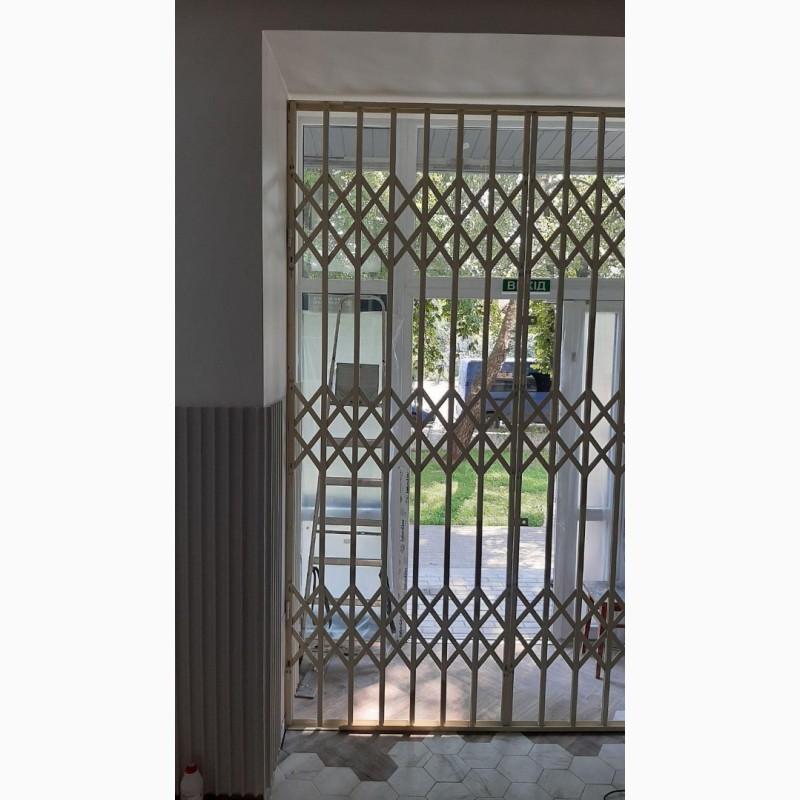 Фото 16. Решетки раздвижные металлические на окна, двери, витрины. Произв0дство и установка Днепр