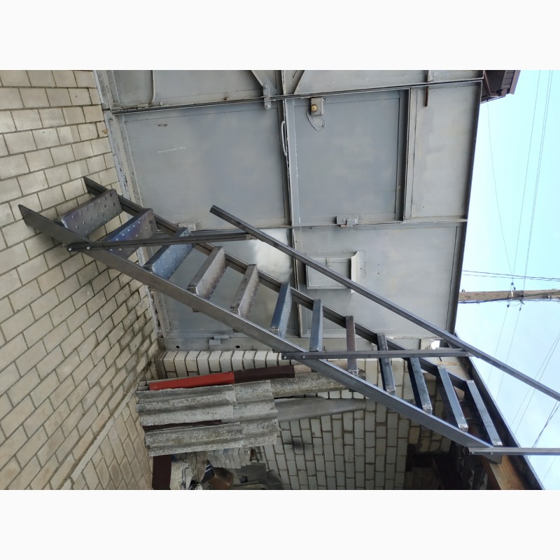 Фото 7. Лестница маршевая малогабаритная изменяемой планировки Оптима