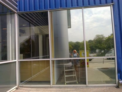Фото 2. Монтаж бронирующих (защитных) пленок на стекла зданий - бронирование стеклопакетов